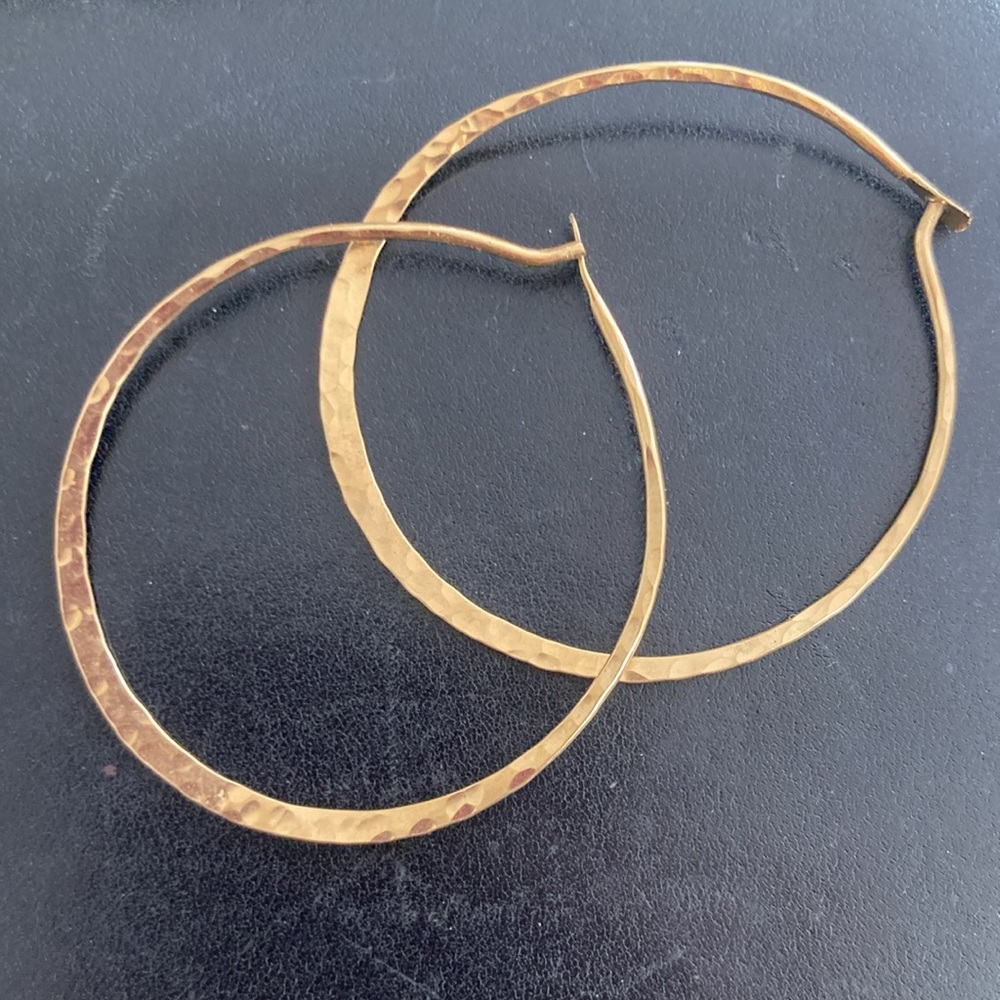 Gorgeous Vintage one of a kind thin gold hoops / one side hammered, other smooth - Picture 3 of 10